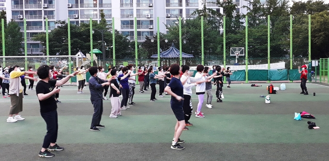지난해 6월 계양구 효성동 효성어린이 공원에서 구민들이 건강체조를 하고 있다. ( 사진 = 계양구 제공 )