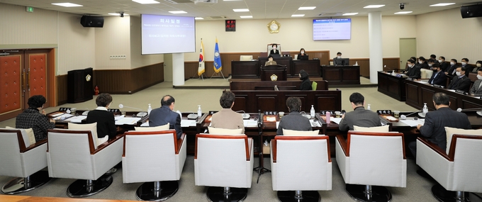 인천 동구의회 본회의장에서 의원들이 집행부로부터 업무보고를 받고 있다.