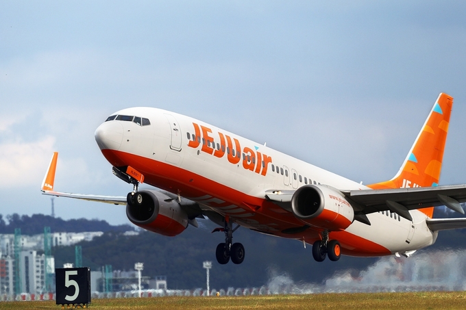 제주항공 여객기가 공항 활주로에서 이륙하고 있는 모습. ( 사진 = 제주항공 제공 )
