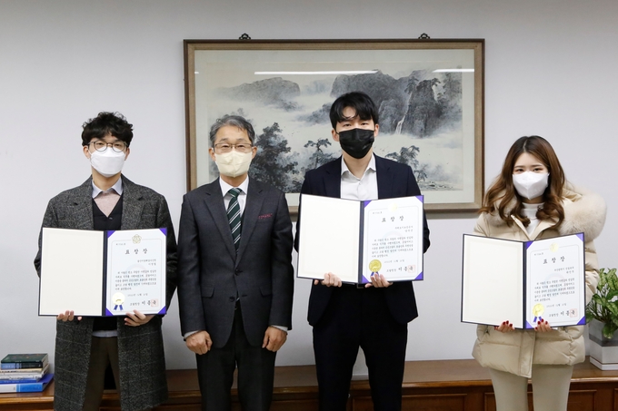 지난 5일 부산지방조달청에서 HUG와 수상기관 관계자들이 기념촬영을 하고 있다.. (사진=주택도시보증공사 제공)