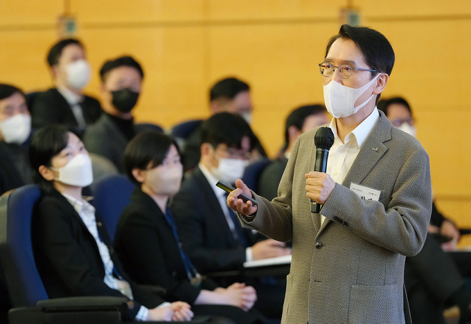 신창재 교보생명 회장이 지난 6일 열린 '2023년 출발 전사경영전략회의'에서 "변동성과 불확실성, 복잡성과 모호성이 커진 환경을 극복하기 위해선 뷰카 리더십이 필요하다"고 강조했다. (사진=교보생명 제공)