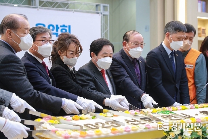 남양주시가 마련한 ‘2023 신년 인사 및 음악회’가 6일 정약용도서관에서 열렸다. 사진은 주광덕 시장(중앙)과 참석자들이 축하 케이크를 자르는 모습.(사진=남양주시 제공)