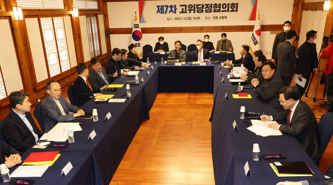  당정은 8일 국회서 ‘제7차 고위당정협의회’를 열어 지역 맞춤형 교육개혁 추진방안, 부산엑스포 유치 지원계획 등을 논의했다. (사진=연합뉴스 제공)