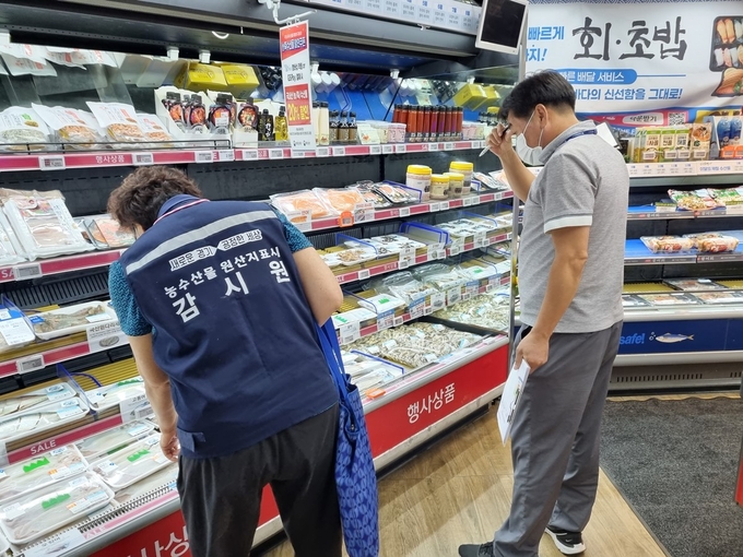 경기도가 농·축·수산물에 대한 원산지표시지도·점검을 진행하고 있다. (사진=경기도 제공)