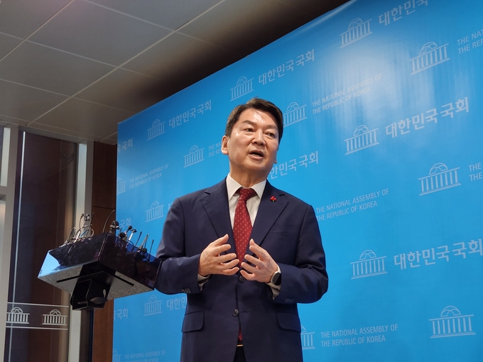 안철수 국민의힘 의원이 9일 오전 국회 소통관에서 3·8 전당대회 출마선언을 한 뒤 기자들의 질문에 답하고 있다. (사진=김한별 기자)