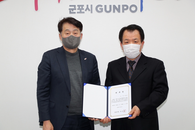 하은호 군포시장이 김철수 군포 역세권 도시재생 김철수지원센터장을 위촉하고 있다.