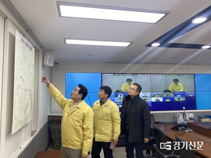 백영현 포천시장이 재난관리상황실에서 중앙사고대책본부와 화상회의 후 담당공무원들과의견을 나누고 있다. (사진=포천시 제공)
