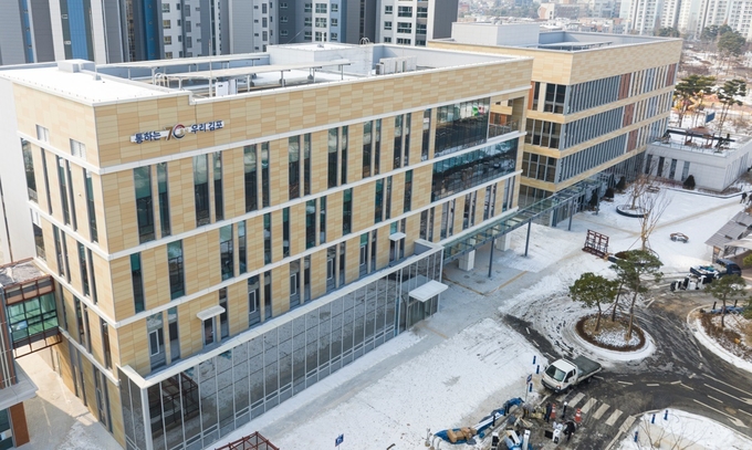 ‘신청사 시대 신호탄을 의미하는 통진읍 행정복합청사 (연면적 1만5193.6㎡, 지하 2층·지상 4층)가 지난해 12월 준공된 모습이다.(T사진=김포시 제공)