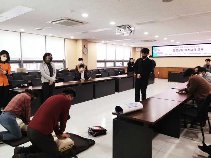 곤지암읍 직원들이 응급상황에 대처해 심폐소생술등 응급처치 교육을 실시하고 있다 광주시 제공