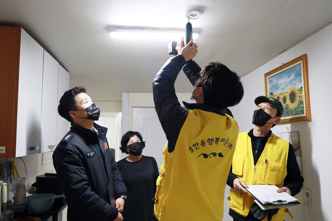 광주소방서 직원과 행복마을관리소 관계자들이 관내 반지하 가구에 주택용 화재경보기를 설치해주고 있다 광주소방서 제공