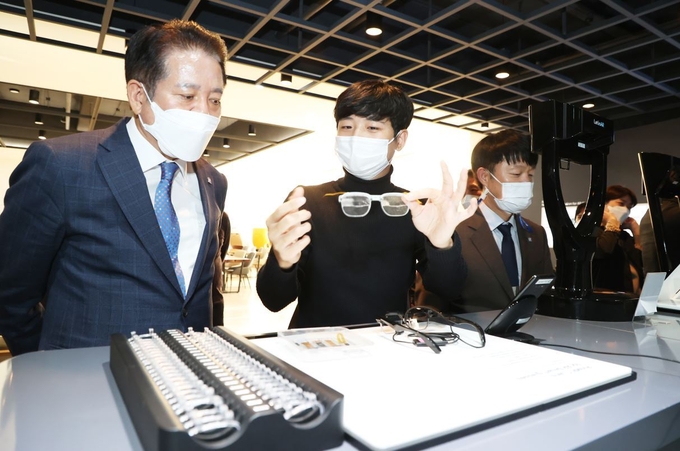 안양지역 광학 대표기업 (주)레티널을 방문한 최대호 안양시장이 관계자로부터 제품에 대한 설명을 듣고 있다.(사진=안양시 제공)