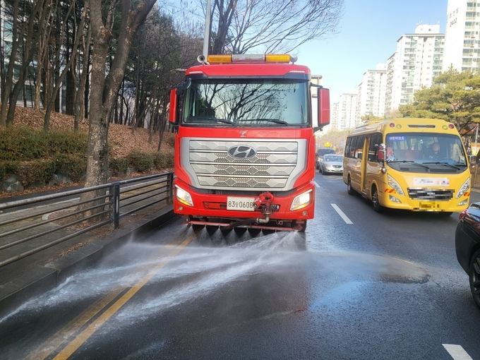 살수차량이 도로에 물을 뿌리고 있다