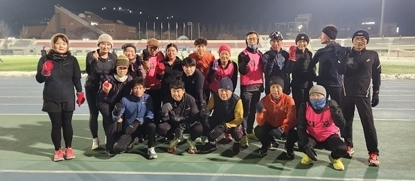 김포시 마라톤동우회 회원들이 김포공설운동장에서 야간 훈련 연습을 마치고 기념쵤영을 하고 있다.(사진=김포마라톤동우회 제공) 