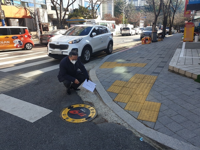 소화전 주변 불법 주정차 관리 실태를 조사 중인 시민 감사관 (사진=경기도 제공)