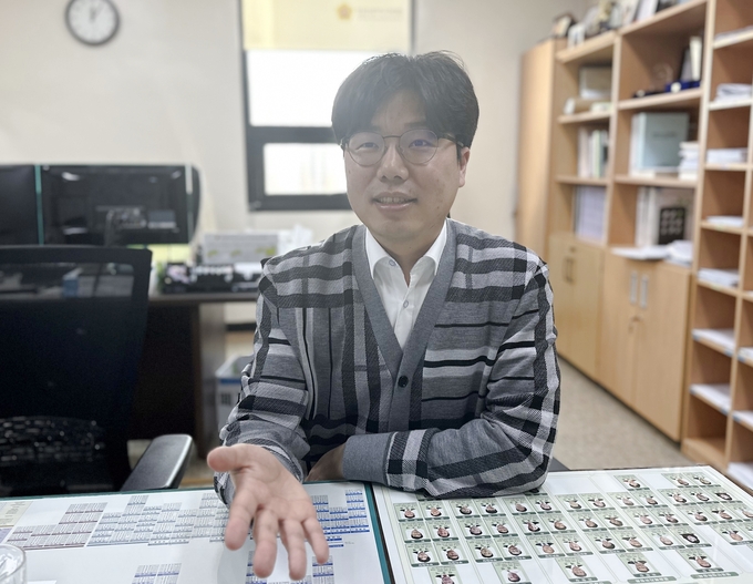 정종혁 인천시의원이 경기신문과 인터뷰를 하고 있다. ( 사진 = 조경욱 기자 )