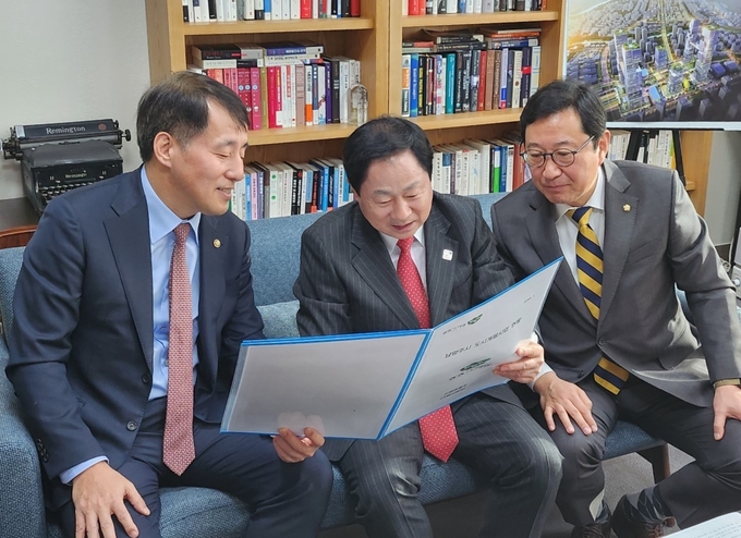 주광덕 시장이 국가 첨단산업단지의 남양주 유치 당위성을 설명하고 있다.(사진=남양주시 제공)