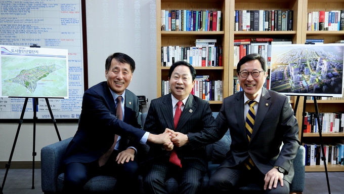 주광덕 남양주시장(가운데)이 10일 김한정 의원(오른쪽)과 장영진 산업통상자원부 제1차관(왼쪽)을 만나 반도체 특화단지를 포함한 국가 첨단산업단지의 남양주 유치 등 지역 현안 추진을 위한 적극적인 지원을 요청했다.(사진=남양주시 제공)