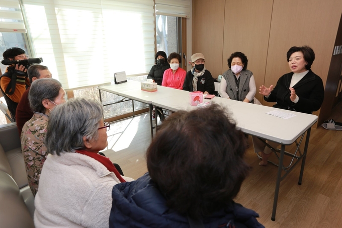 신계용 과천시장이 10일 ‘과천자이 경로당’을 시작으로 오는 27일까지 관내 경로당 34곳을 순회 방문하는 어르신들과의 현장 소통에 나섰다.(사진=과천시 제공)