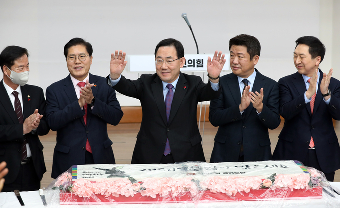 국민의힘 주호영 원내대표(가운데) 10일 오후 경기 수원시 국민의힘 경기도당에서 열린 '2023 경기도당 신년인사회'에 참석해 당원들에게 인사하고 있다. (사진=연합뉴스)