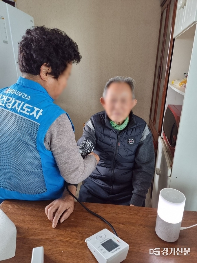 주민건강지도자가 돌봄대상자를 방문해 건강체크하는 모습(사진=안성시 제공)