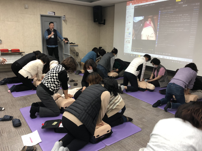군포시가 공직자들을 대상으로 심페소생술 교육을 실시하고 있다.(사진=군포시 제공)
