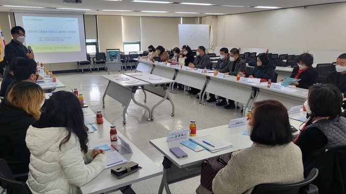 채이배 경기도일자리재단 대표이사(왼쪽 첫번째)가 지난 10일 청년일자리본부 대강당에서 재단의 일자리 지원 사업 등에 대해 발언하고 있다. (사진=경기도일자리재단 제공)