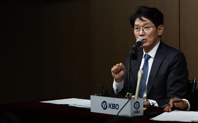 지난 4일 서울 강남구 도곡동 야구회관에서 2023 월드베이스볼클래식(WBC) 최종 엔트리 30명을 공개하는 이강철 한국야구대표팀(kt 위즈) 감독. (사진=연합뉴스)