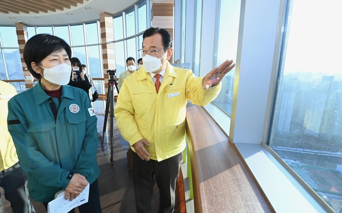 이현재 하남시장이 하남시 환경기초시설을 방문한 한화진 환경부 장관에게 각종 규제에 대한 조정등 현황을 설명을 하고 있다.(사진= 하남시 제공)