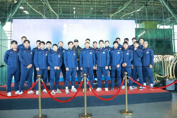 한국 남자하키 대표팀이 2023 국제하키연맹(FIH) 남자 월드컵이 열리는 인도에 도착해 기념사진을 찍고 있다. (사진=FIH 소셜 미디어 캡처)