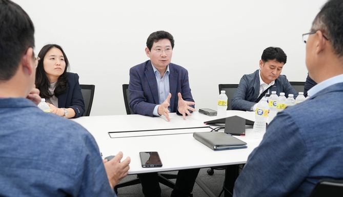 이상일 용인특례시장이 ENF테크놀로지 공장에서 관계자들과 간담회를 이야기를 나누고 있다.(사진=용인시 제공)<br>

