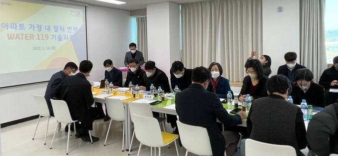 시흥시가 배곧동, 장현지구 일대 아파트에서 수도꼭지 필터가 갈색으로 변하는 상황의 원인을 규명하는 데 총력을 기울이고 있다.(사진=시흥시 제공)