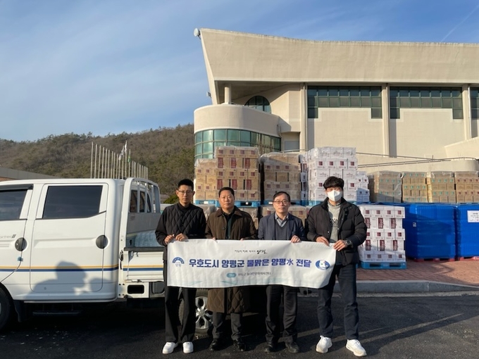 양평군(군수 전진선)은 지난 10일 장기간 급수가 제한되고 있는 우호협력도시 전남 완도군(군수 신우철)에 물맑은 양평水 2000병을 지원했다. (사진=양평군 제공)