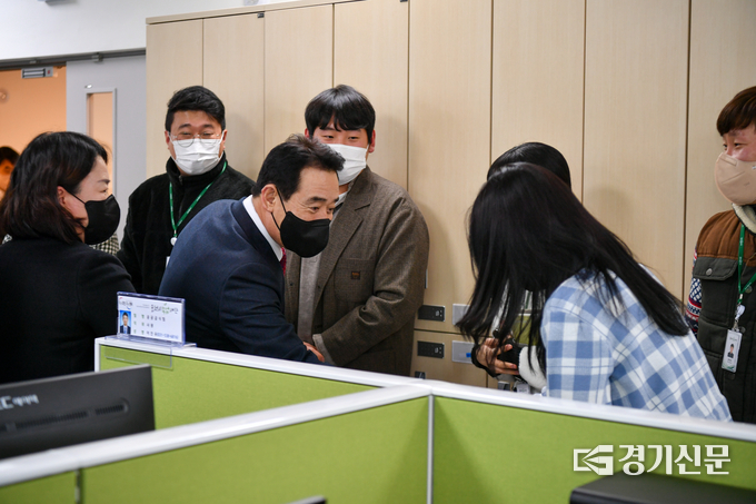 백영현 포천시장이 포천청년비전센터 운영 요원들을 격려하고 있다. (사진=포천시 제공)