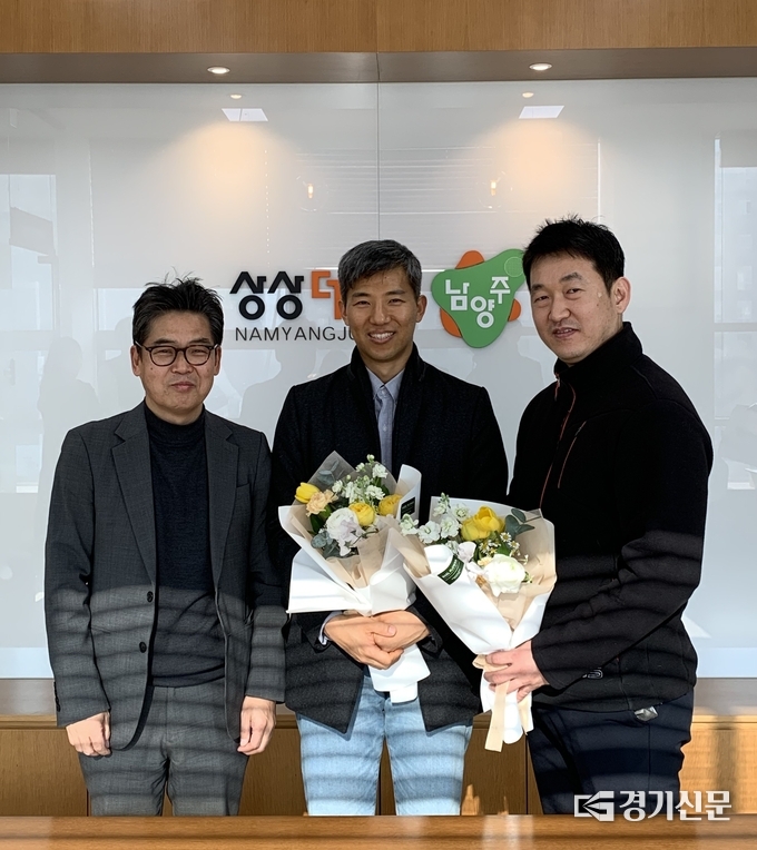 남양주시가 책읽는 도시 남양주 슬로건을 공모해 3건의 우수작을 선정하고 시상식을 가졌다. 남양주시 조성기 평생학습원장(왼쪽)이 시상을 하고 수상자와 기념촬영을 했다. (사진=남양주시 제공)