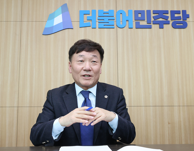 경기도의회 남종섭(용인3) 더불어민주당 대표의원이 11일 기자단과의 인터뷰에서 발언하고 있다. (사진=경기도의회 더불어민주당 제공)