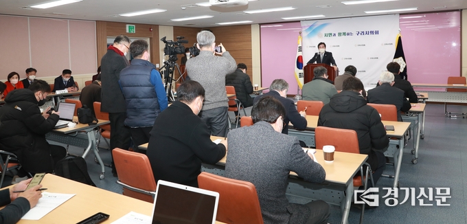 11일 구리시의회 멀티룸에서 열린 의정 브리핑에서 권봉수 의장이 주례회의에서 논의된 안건에 대핸 설명하고 있다.(사진=구리시의회 제공)
