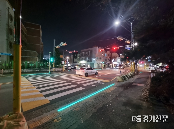 남양주시는 새해 교통시설을 확대해 일반 시민은 물론 특히 어린이들의 안전한 보행을 위해 교통 환경 조성에 힘쓰기로 했다. 사진은 호평로 평동초등학교 앞에 설치된 바닥형 보행 신호등 모습.(사진=남양주시 제공)