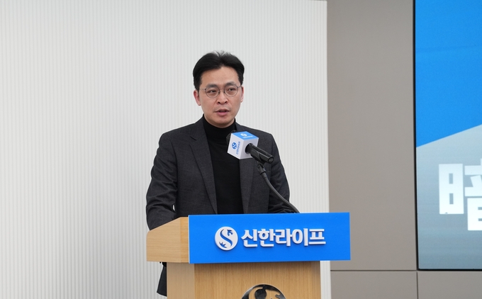 서울 중구 신한라이프 본사 대강당에서 열린 2023년 경영전략회의에서 박경원 재무그룹장이 핵심 재무전략을 발표하고 있다. (사진=신한라이프 제공)