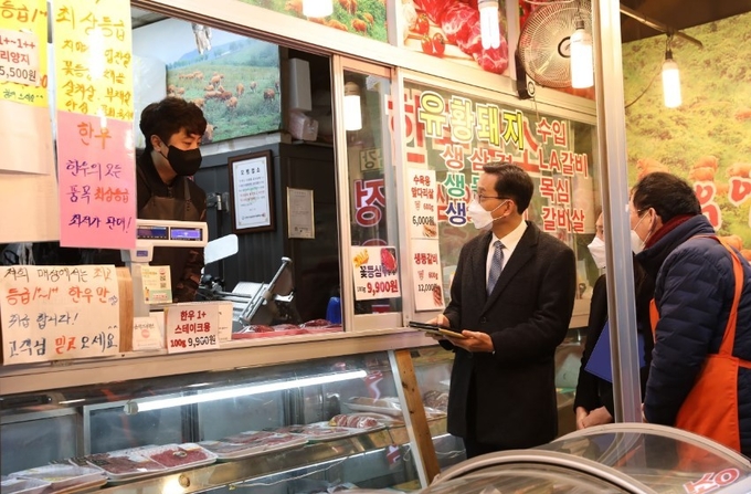 한훈 통계청장이 설 명절을 앞둔 9일 대전 동구 신도시장을 찾아 물가 조사를 하고 있다. (사진-통계청 제공)