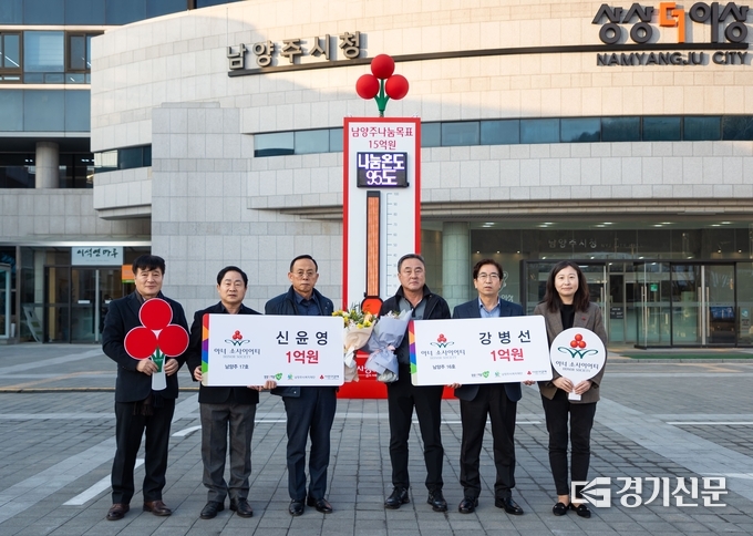남양주 관내 제빵소덤의 강병선 대표와 평산개발 신윤영 대표가 11일 남양주시 주광덕 시장(왼쪽에서 두번째)을 찾아 어려운 이웃을 돕기위해 각각 1억 원 기부를 약정하고 기념촬영을 했다. (사진=남양주시 제공)