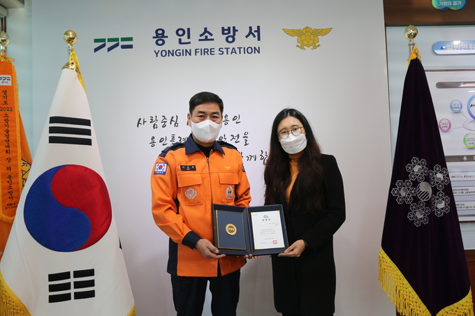 용인소방서는 지난 11일 동탄한림대성심병원 김솔아 응급의학과장에게 구급의료지도의사 유공 도지사 표창을 수여했다(사진=용인소바서 제공)