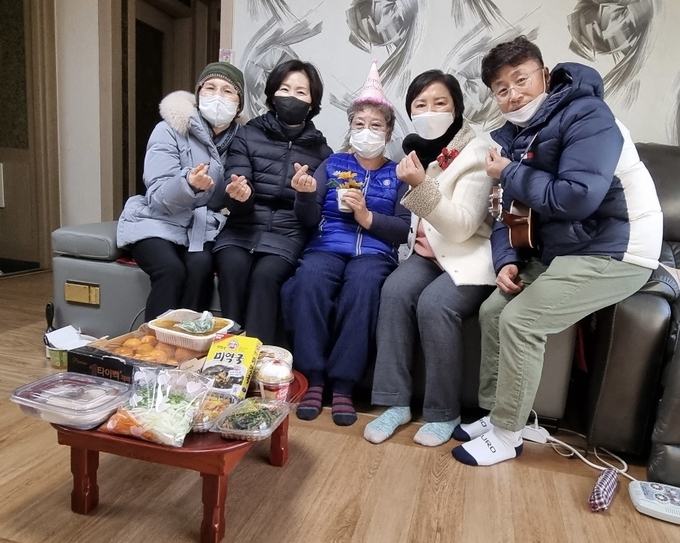 지난 10일 인천 남동구 만수2동 행정복지센터 관계자들이 생신을 맞은 어르신과 기념사진을 촬영하고 있다. ( 사진 = 남동구 제공 )