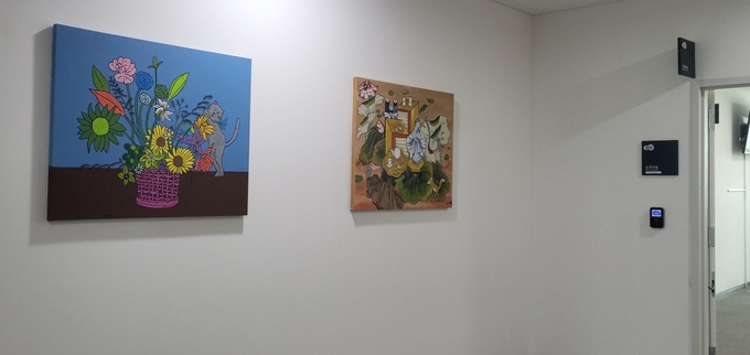 김동연 경기도지사의 집무실 길목에 걸린 장애인 미술 작가들의 작품들 (사진=김혜진 기자)