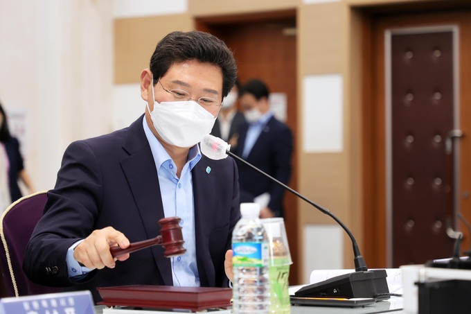 이상일 용인특례시장이 2022년 11월 29일 창원특례시 진해해양공원 해양솔라파크 대회의장에서 열린 대한민국특례시시장협의회 제1회 임시회의를 주재하고 있다.(사진=용인시 제공)<br>
<br>
