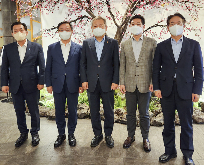 대한민국특례시시장협의회가 2022년 10월 6일 이상민 행정안전부장관과 간담회를 가진 후 기념촬영을 하고 있다(왼쪽부터 이재준 수원특례시장, 홍남표 창원특례시장, 이상민 행정안전부장관, 이상일 용인특례시장, 이동환 고양특례시장)(사진=용인시 제공)