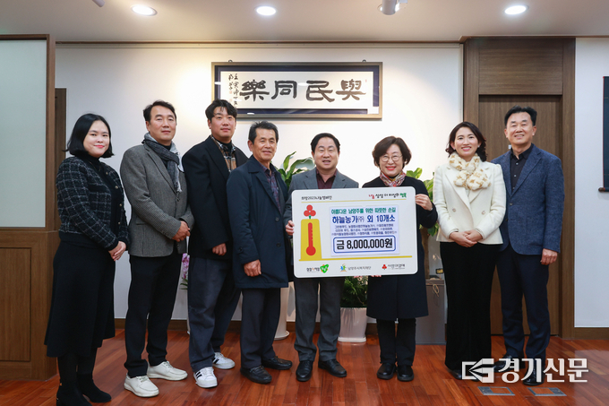 지난해 서울국제식품산업대전(서울푸드22)에 참가했던 남양주시 11개 식품업체가 지역 취약계층을 위해 모은 성금 800만 원을 12일 남양주시복지재단에 기탁했다.(사진=남양주시 제공)