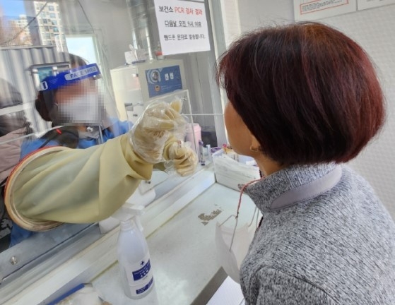 이천시는 지역 간 이동이 증가하는 설 연휴에 코로나19 확산을 대비해 중부고속도로 이천휴게소(하남방향)에 임시선별검사소를 설치·운영한다.(사진=이천시 제공)