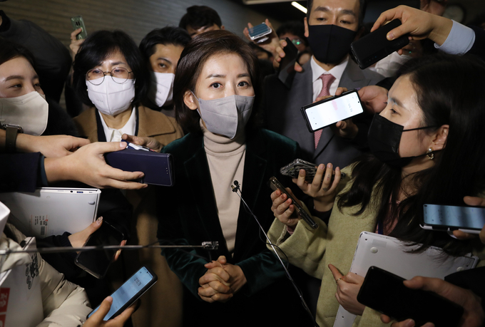 전당대회 출마 여부를 고심중인 국민의힘 나경원 전 의원이 지난 11일 오후 서울 여의도 국민의힘 중앙당사에서 열린 국민의힘 서울시당 신년인사회를 마치고 나서며 취재진의 질문에 답변하고 있다. (사진=국회사진기자단/연합뉴스)