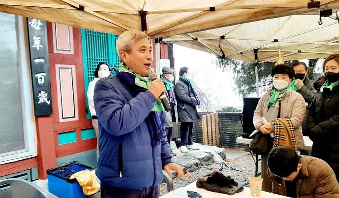 곽상욱 전 시장이 탐험대의 공동대표로 선출되면서 오산이 나아갈 미래를 '녹색도시'를 선포하고 있다.(사진=오산 녹색도시 탐험대 제공)