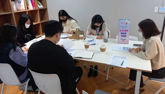 오산시는 지난 12일 지역 복지관 사업 담당자들과 간담회를 갖고 최근 급속도로 늘어가는 1인 가구에 대한 복지 수요에 적극 대응하기로 했다.(사진=오산시 제공)